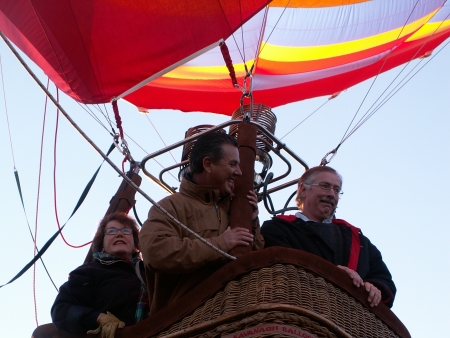 Mike Frame in the Doma Hotels Balloon as it takes off at the 2006 Canberra Balloon Fiesta