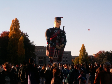 The bagpipe player balloon at the 2006 Canberra Balloon Fiesta