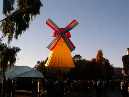 The windmill balloon at the 2006 Canberra Balloon Fiesta