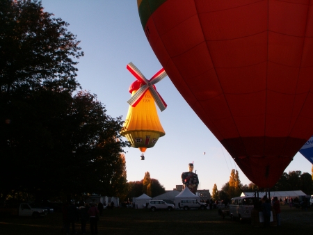 The windmill balloon takes off at the 2006 Canberra Balloon Fiesta