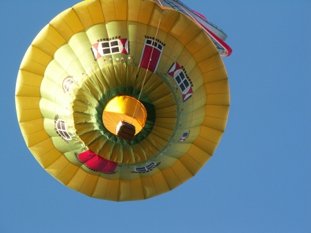 The windmill balloon flies overhead at the 2006 Canberra Balloon Fiesta