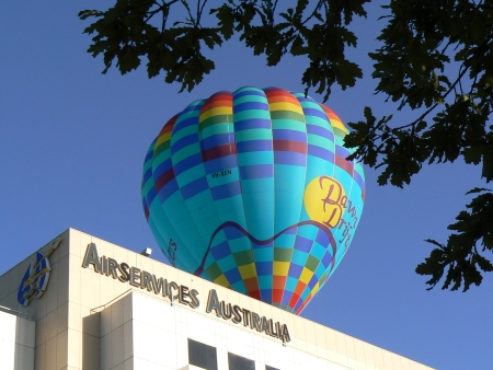 Dawn Drifters balloon in precarious position near Airservices Australia building, Canberra, January 28 2007