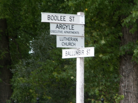 Sign on the corner of Ballumbir and Boolee streets