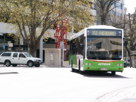 A horrid green bus